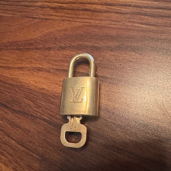 Louis Vuitton Lock and Key Gold No. 318 - Picture 6 of 6